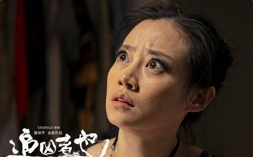 在电影《追凶者也》里,谭卓的形象与《hello,树先生》中的哑女又天差