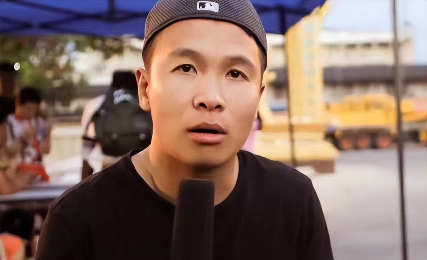 事实上,在东北所有的二人转演员中,能够像张浩一样走到台前的人并不多