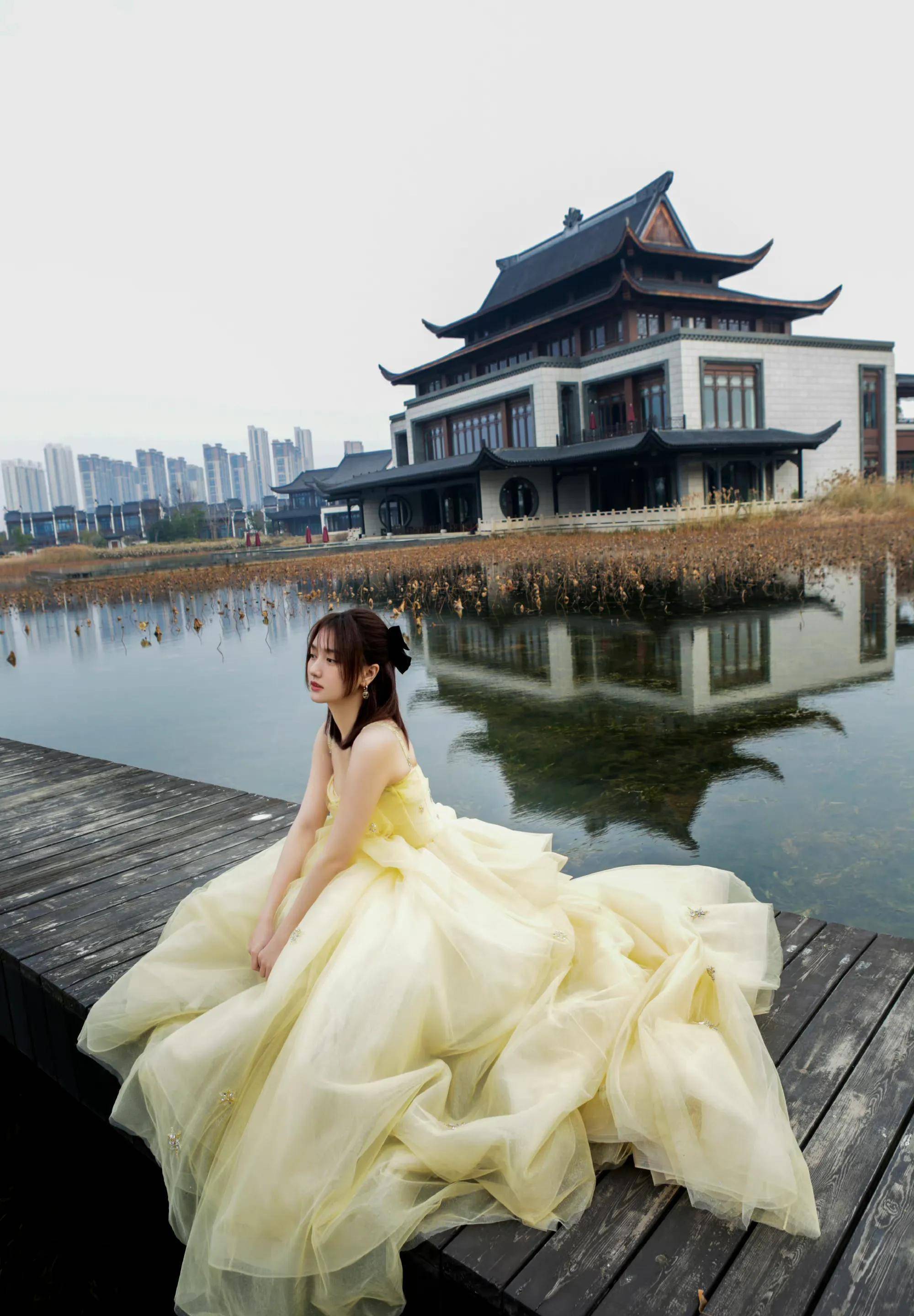 了深v和高开叉设计,都是丝毫没看出来美艳感,只有一股子风尘气的感觉