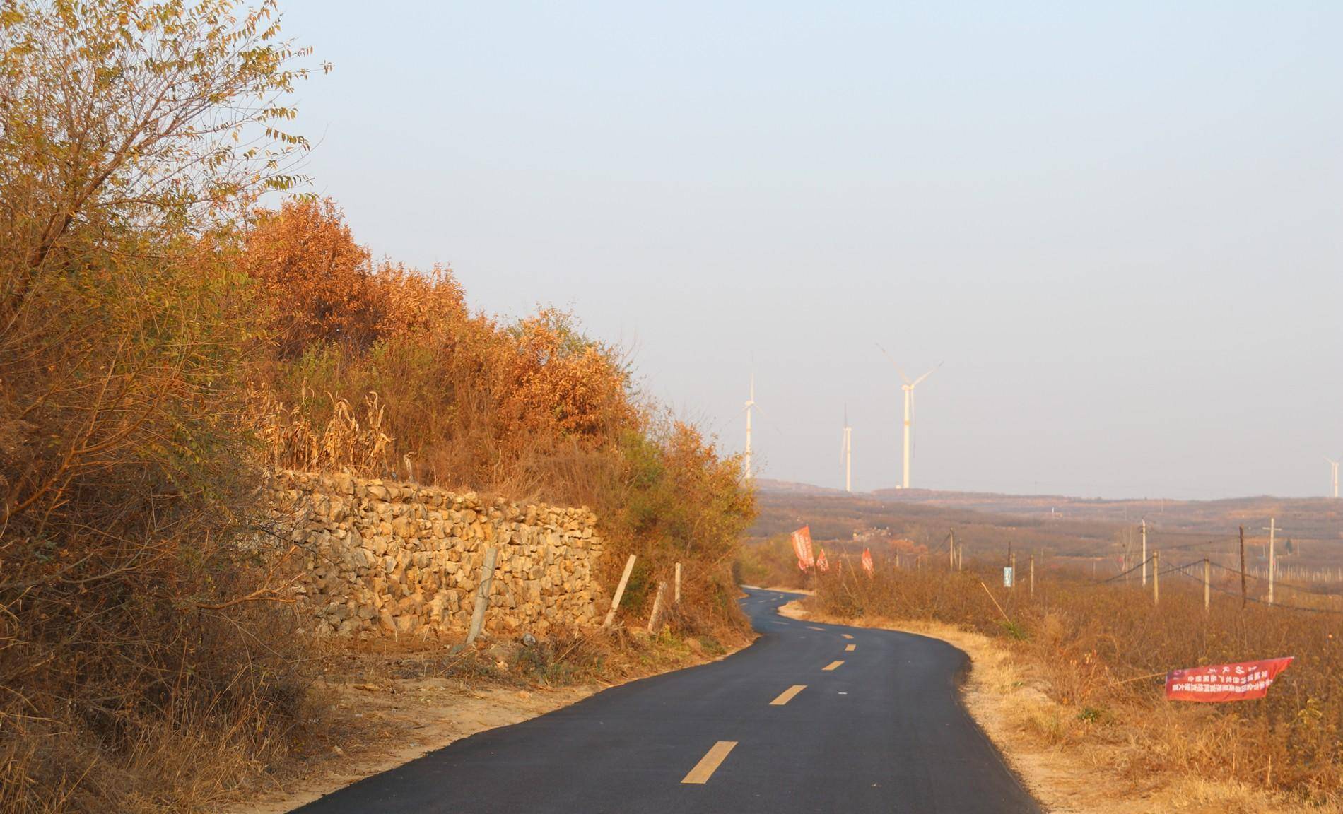 看图:海阳市发城镇一个山村的实景,名叫"姜家山后"_村庄_山沟_大山