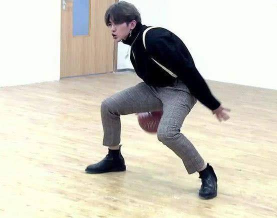 蔡徐坤:"打篮球"遭全网黑,两次碰瓷周董,被粉丝捧成内娱笑话_周杰伦