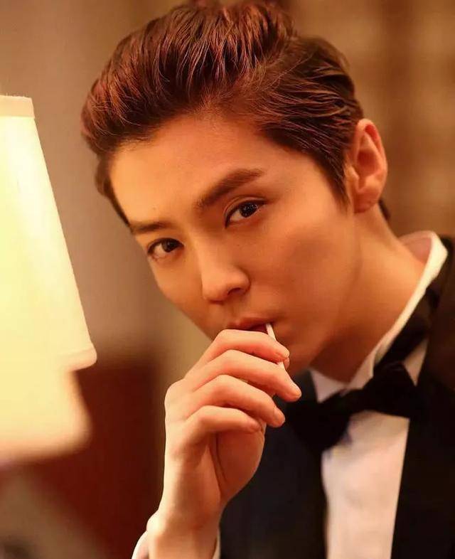 鹿晗再也不装美了,头发梳成大背头显时尚男儿,实力被圈粉_显得_服装