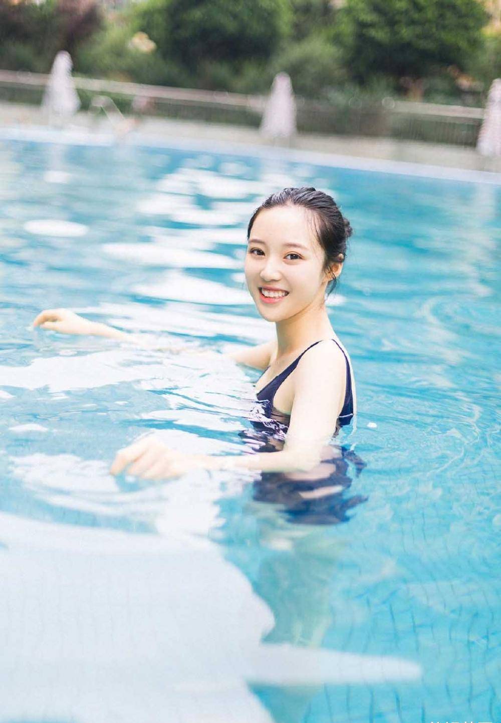 蓝衣小姐姐保持完美身材的秘诀,就是游泳,像大鱼一样捉摸不定_生活
