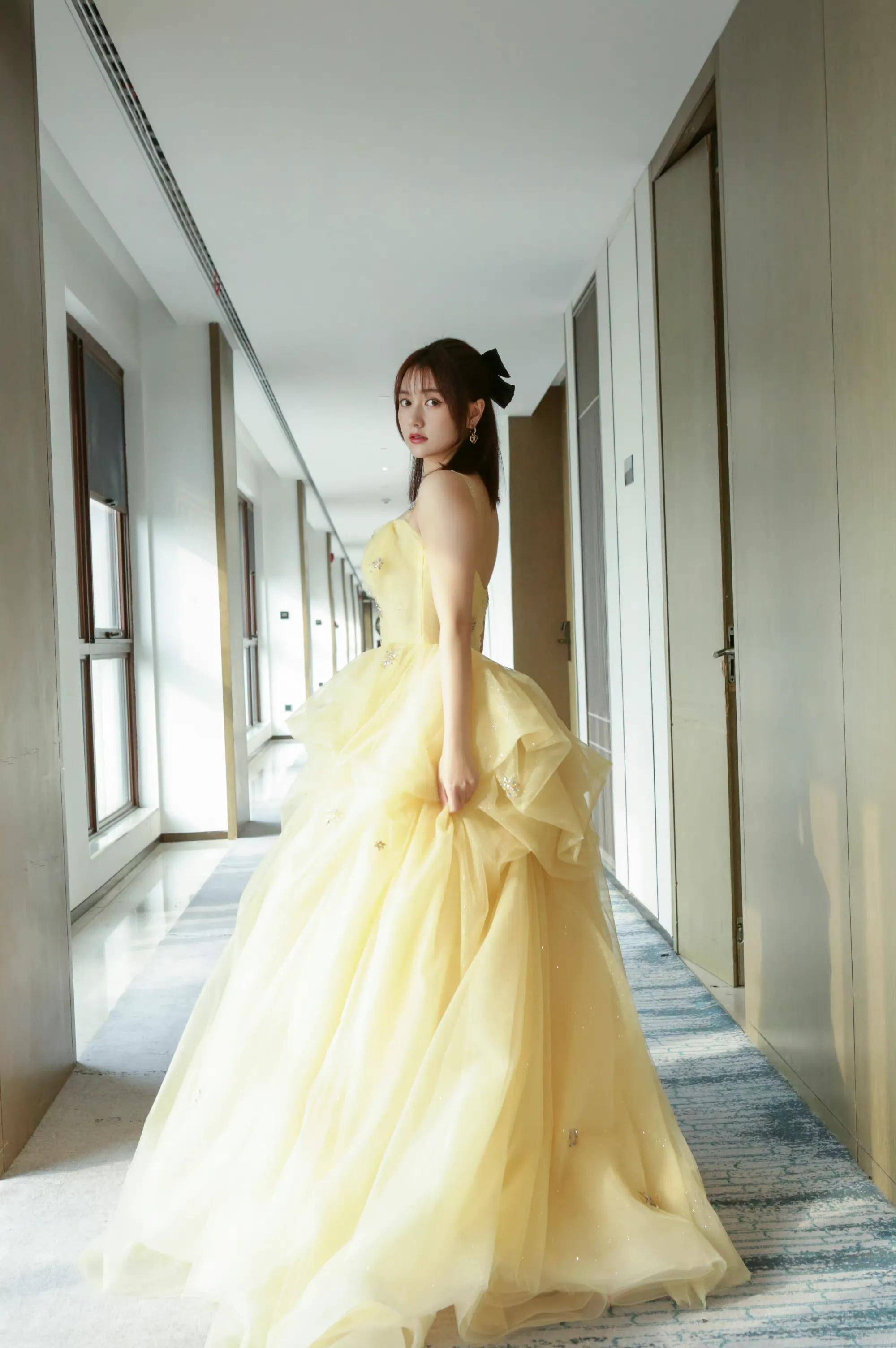 又一波红毯 毛晓彤深v露背裙太惊艳 孙千透视装性感 于文文身材火辣