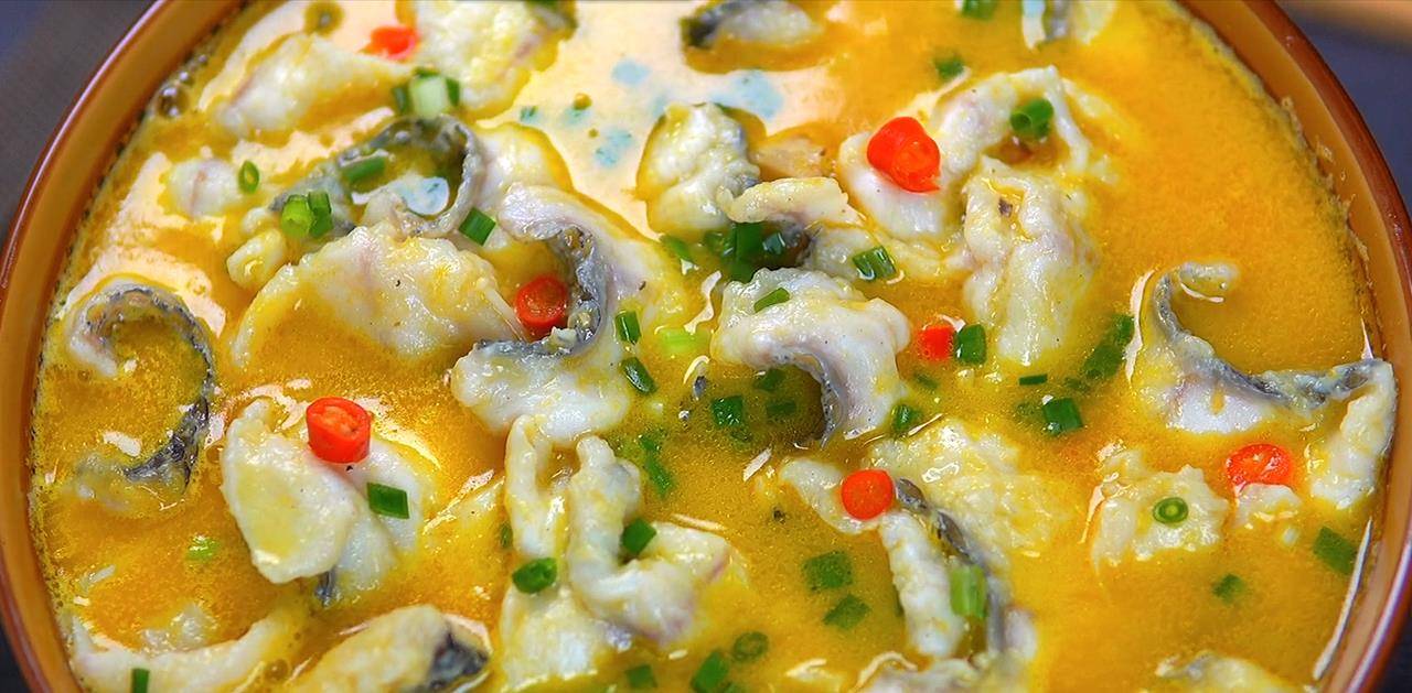 想要把酸汤鱼片煮好,这2步缺一不可,酸汤鱼出锅又嫩又滑,味道不输饭店