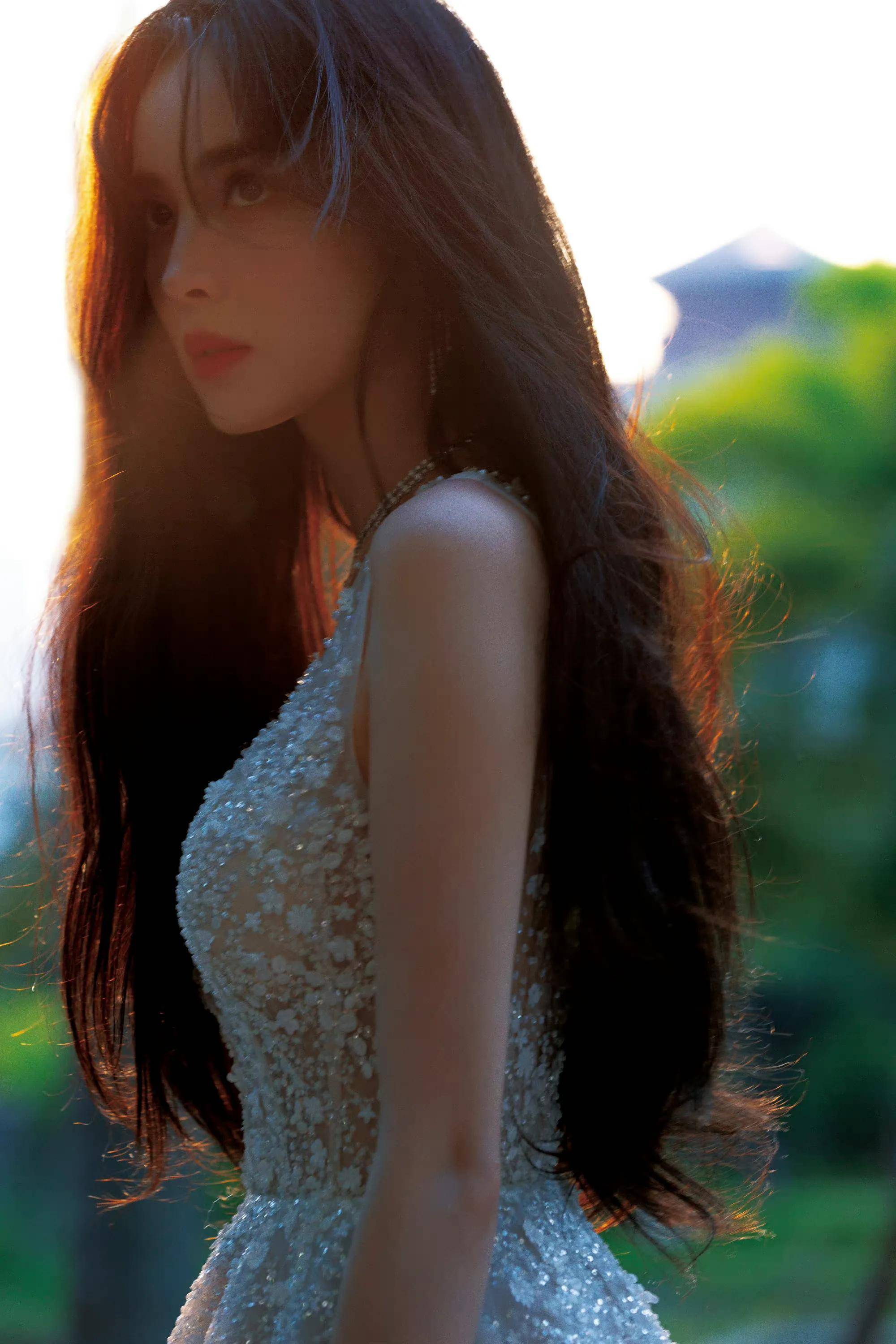 古力娜扎晶钻长裙造型,身材火辣,时尚迷人_长发_袭晶_披肩