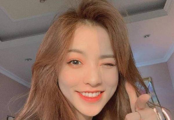 "方脸"刘思瑶再次回应颜值,晒出和理发师的合照,脸型很明显_照片_视频