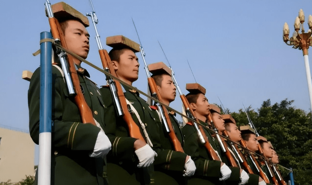 27岁升旗手朱涛:任香港回归升旗手,身高1米9成公认美男子_时间_国旗