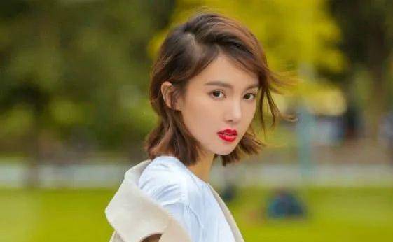 没什么代表作却依旧很火,出道10年的金晨,cp福利还能吃多久?