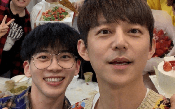 与何炅牵手小鲜肉被扒,网友猜测是费启鸣,两人曾被偶遇同看话剧_男子