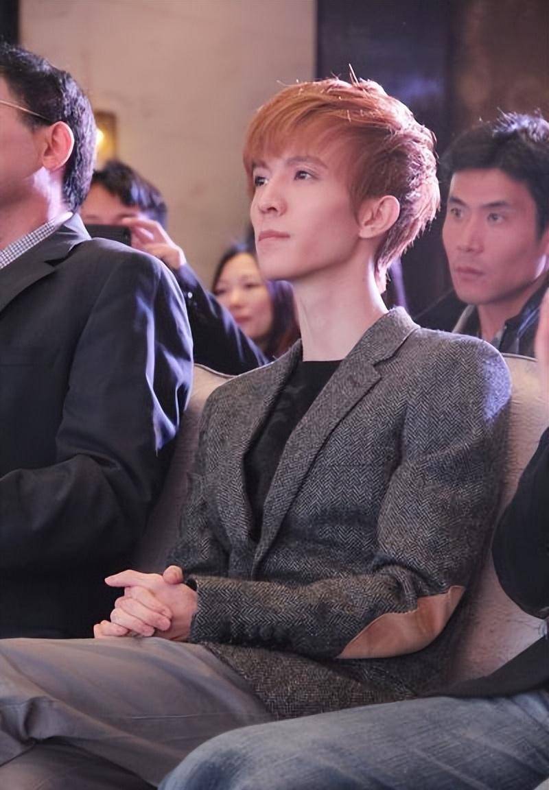 郭敬明:一次性购买3栋洋房,一把雨伞就5000元,他是多有钱?