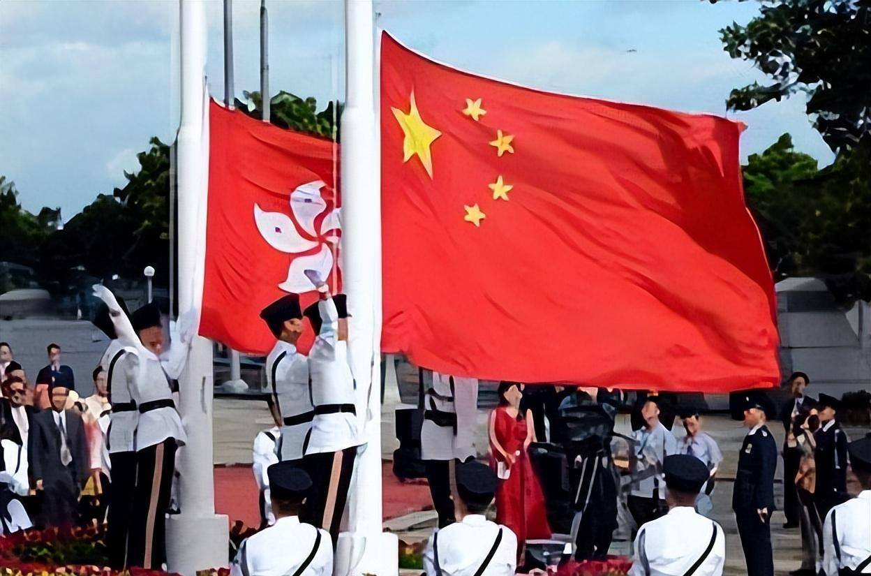 1997年香港回归场景:彭定康仰天含泪,"港督"女儿哭得