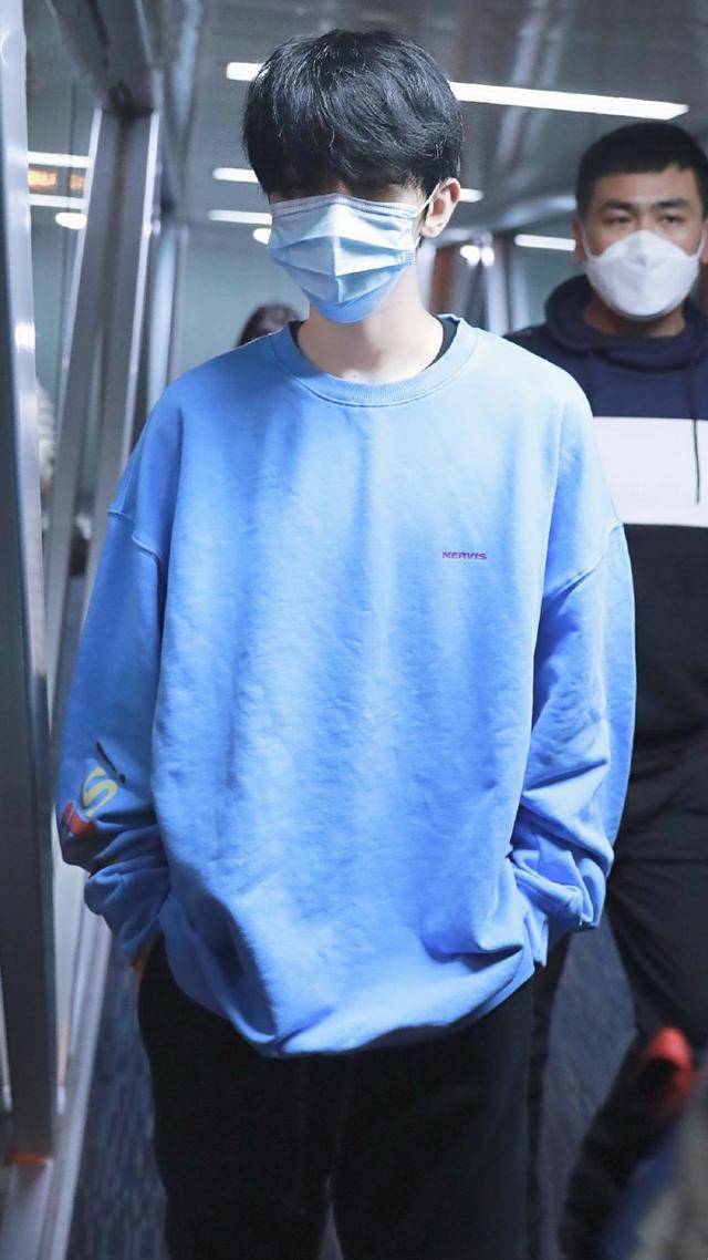 近日,蔡徐坤穿着蓝色休闲卫衣,粉丝专程为他接机,热情又激动地喊到:"