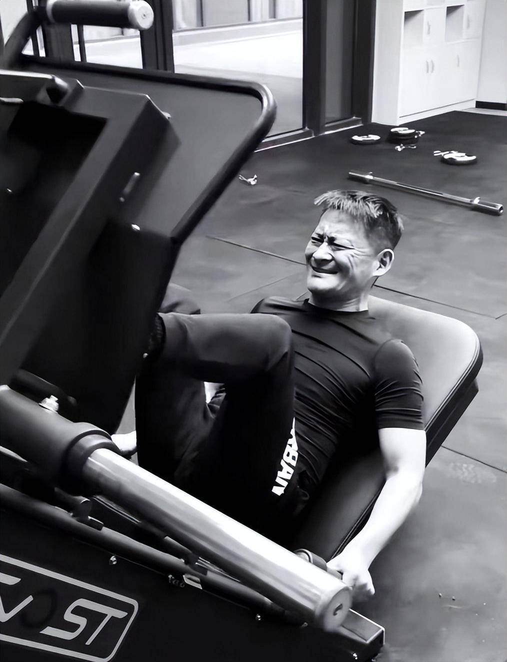 知名演员阳康后去健身房锻炼,表情狰狞满脸痛苦,身体吃不消_运动服_生