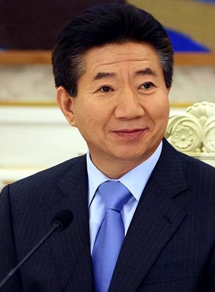 09年韩国前总统卢武铉跳崖身亡后,儿子前往中国发展,女儿被判刑_时间