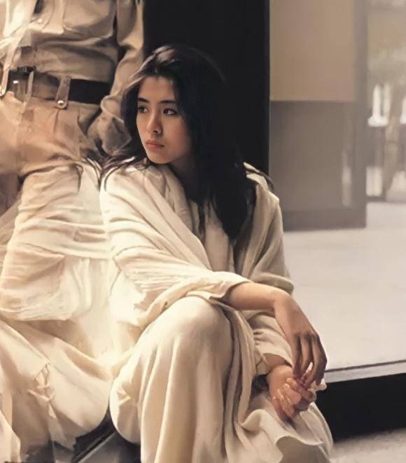 53岁王祖贤晒近照,长发披肩身处雪景,皮肤饱满状态满分!