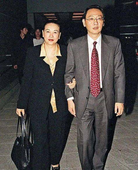 1980年5月,汤君年和徐枫在香港举办了隆重的婚礼,婚礼上,汤君年大手笔