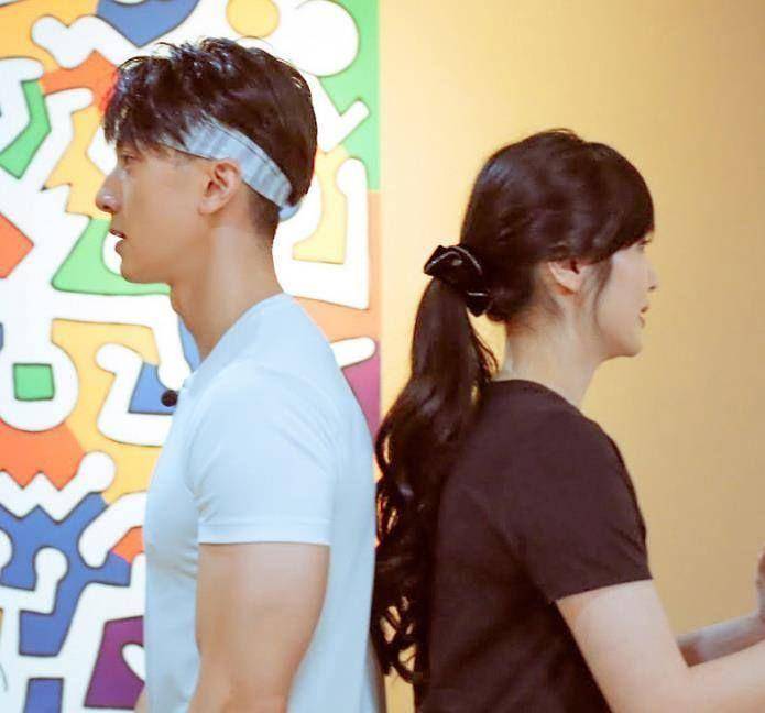 难怪吴尊老婆一直穿长裙,当她穿上健美裤那刻,这腿型过于真实_林丽吟