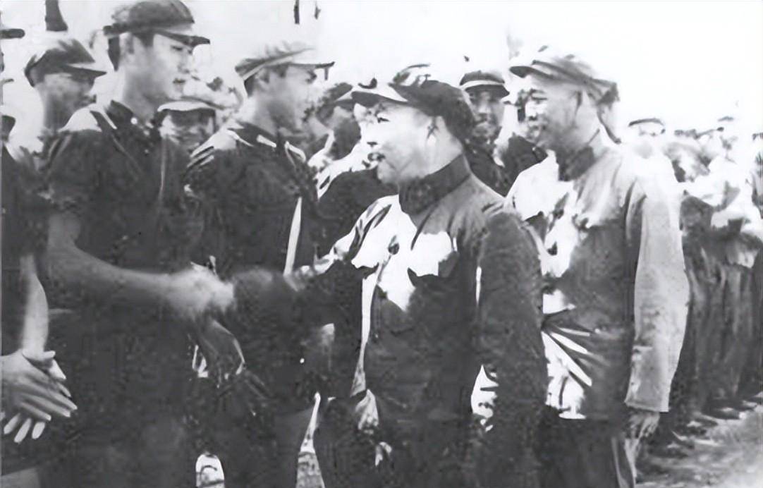 1960年12月,梁必业调任总政部副主任兼组织部部长