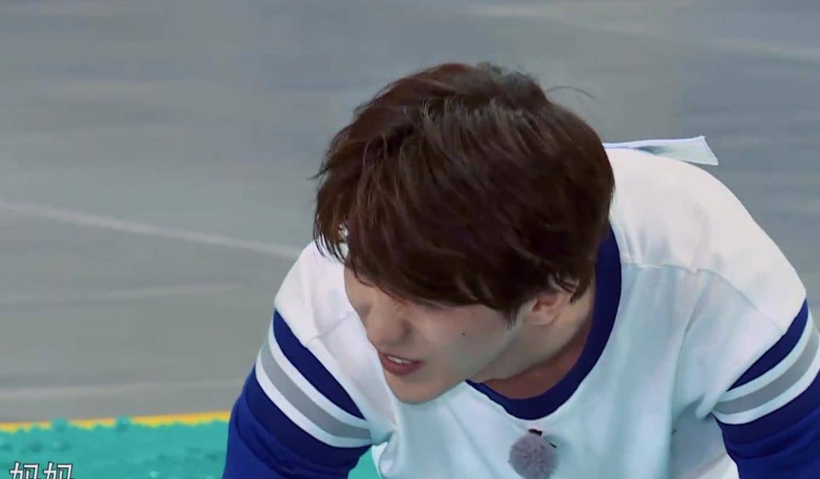 《奔跑吧》蔡徐坤指压板上跳远,距离碾压其他人,跳完"不行"了_节目