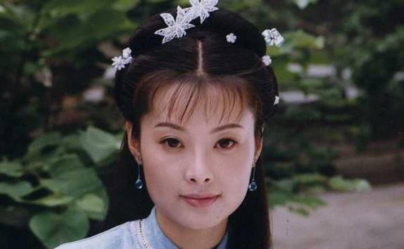 明轩,沈氏时年也是13岁,便是电视剧《铁齿铜牙纪晓岚》中"杜小月"原型