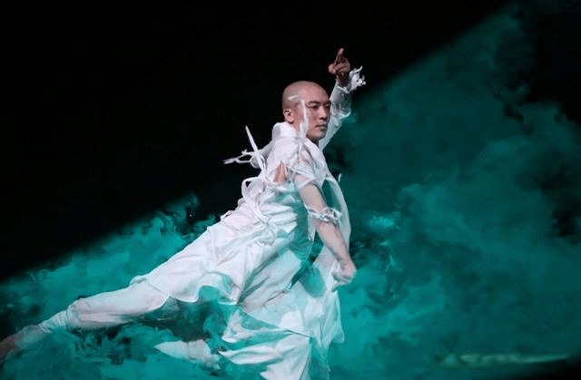 着小彩旗的长大,围绕在她身边的"花花蝴蝶"越来越多,其中就包括裘继戎