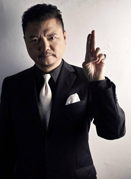 得到同期培训学员的一致认可,学习表演期间,艾威还拜著名演员关海山