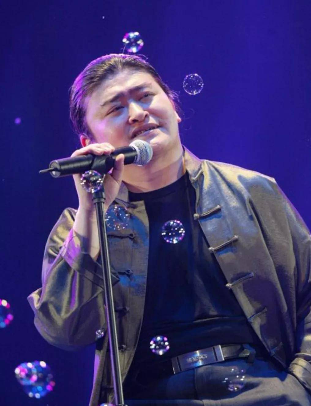 1988年,真正让刘欢走进大众视野的是,他为电视剧《雪城》演唱主题曲