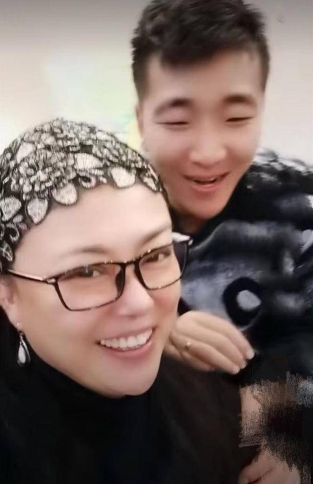 李菁菁被小21岁老公喊宝贝,幸福捂嘴笑,却被吐槽辣眼睛_李晶晶_刘振