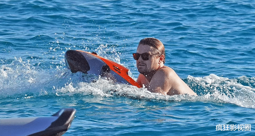 47岁小李子近照曝光,和24岁女友在海滩度假,大肚腩藏不住_卡米拉·莫