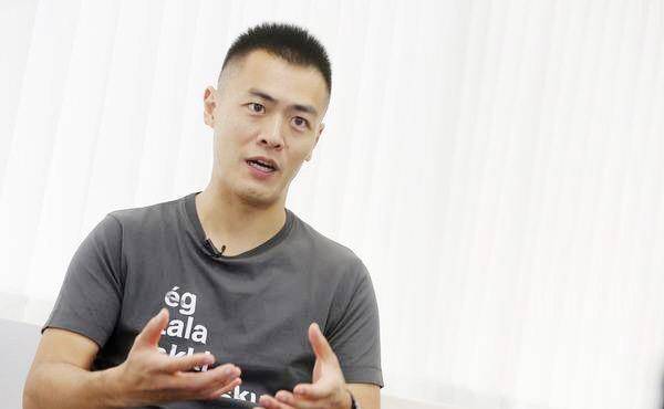 直到2022年,刘鸣炜跟主播赵慧奈分手,简雪忻上演了一出女追男的戏码