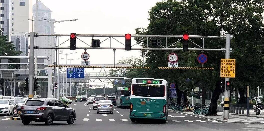 过红绿灯时走到中间红灯怎么办？处理方法有两种，但都不算闯红灯_搜狐汽车_搜狐网