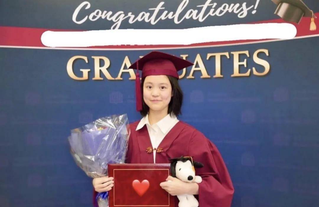 吕丽君被大刘分手后,仍然活跃于上流社会,和猛男做双人瑜伽_刘銮雄