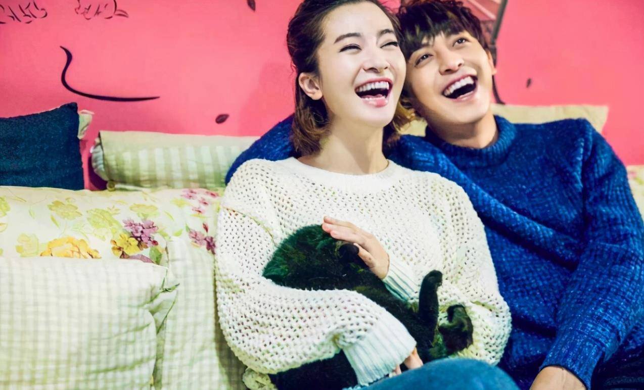 李佳航在家捣乱,带娃却跟儿子抢玩具,李晟对老公百般宽容_孩子_爸爸