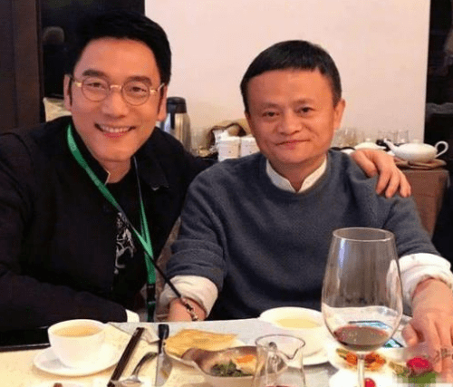 晓松,谢娜都是他的小粉丝,都爱去他家吃饭,林依轮的厨艺没得说,王中磊