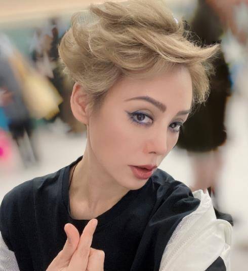 宁静晒出近况,身穿渔网袜跳舞,却遭网友吐槽_穿着_风格_化妆