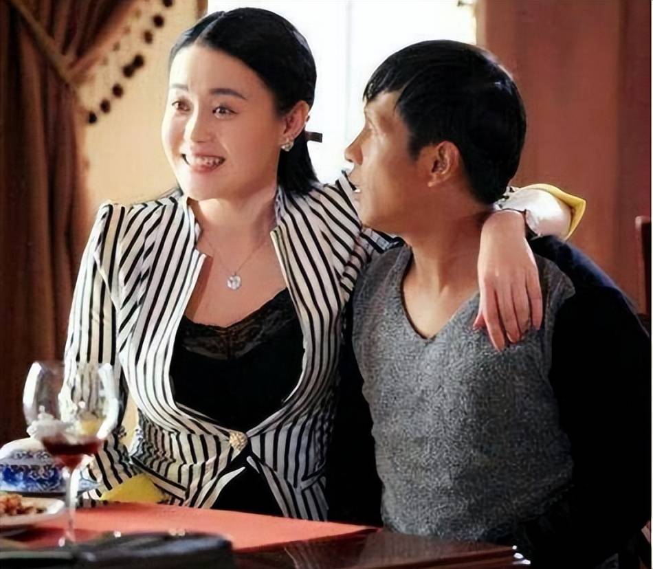 关婷娜:赵本山"御用媳妇",被质疑靠胸上位,如今40岁婚恋成谜_马大帅