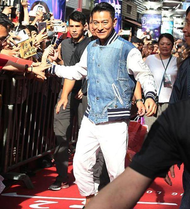 刘德华现身,新电影拍摄现场,被围观引发热议_观众_天王_人气