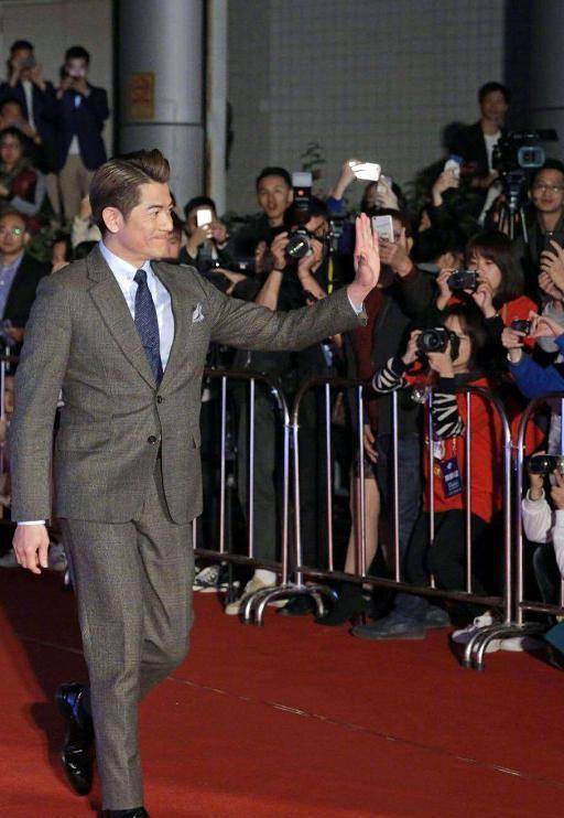 非常正式的一套衣服也很霸气,将郭富城衬得就像一个公司的总裁一样,很