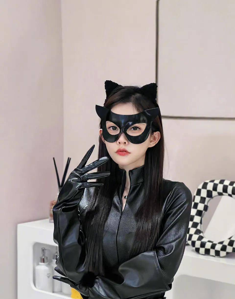 冯提莫晒猫女造型照,一身黑皮衣一头黑长直,性感酷飒,美艳迷人_感觉