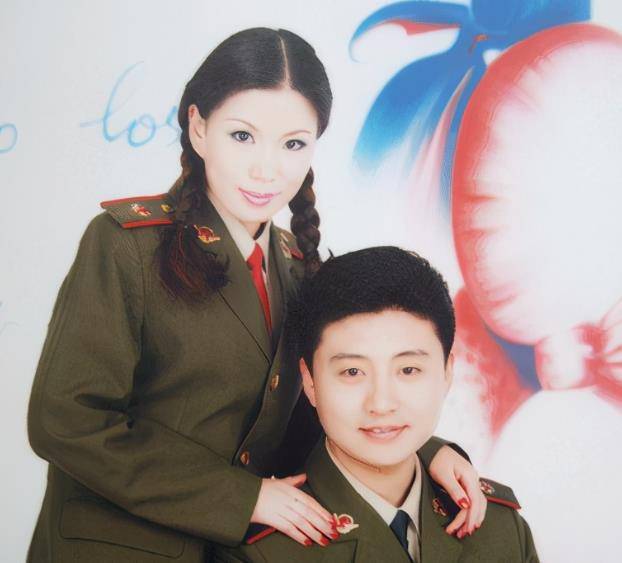 电视主播周炜:出身部队,和妻子7年爱情长跑,20年婚姻无绯闻_高明婷