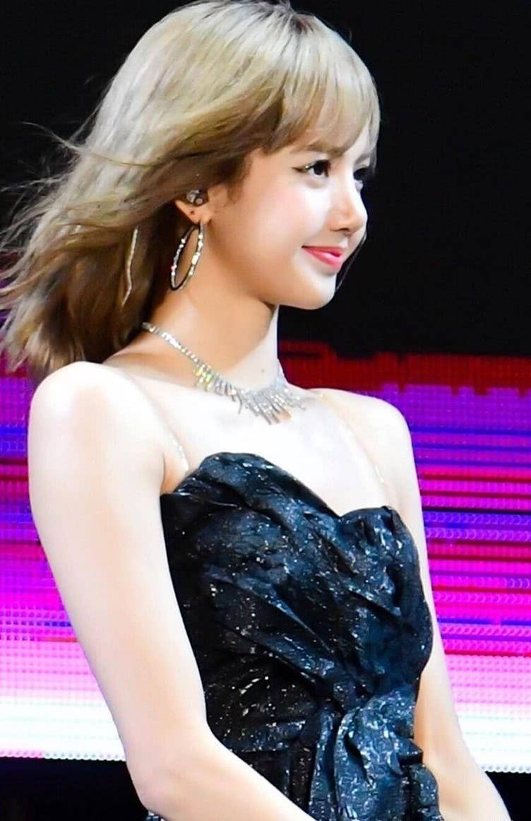 lisa舞台上穿吊带卖力跳舞,看到肩膀上的勒痕,网友:看着都疼_时候