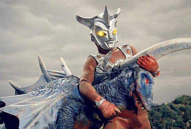 历代版本的奥特曼中,为什么赛文,雷欧等人,可以直接化身为人间体?