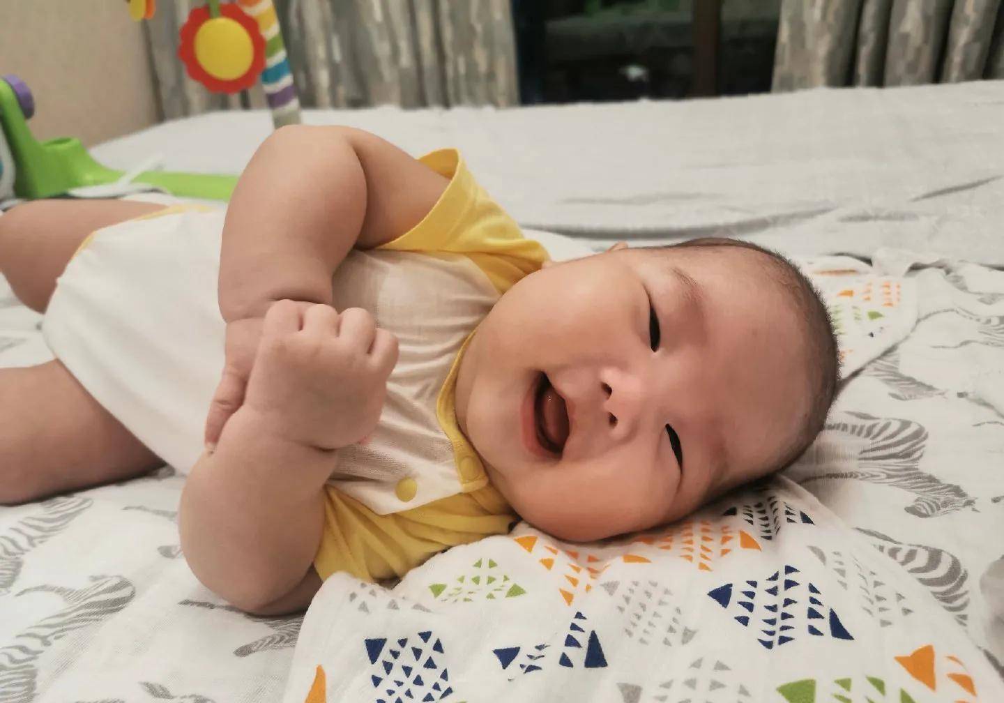 郭德纲嫌烧饼丑,烧饼俩儿子都随他,哈哈,咋整_朱云峰_小时候_麻子