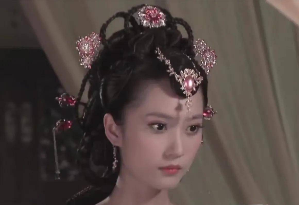 关慧卿的古装角色不多,且饰演的大多都是女配,在精美绝伦的妆发造型