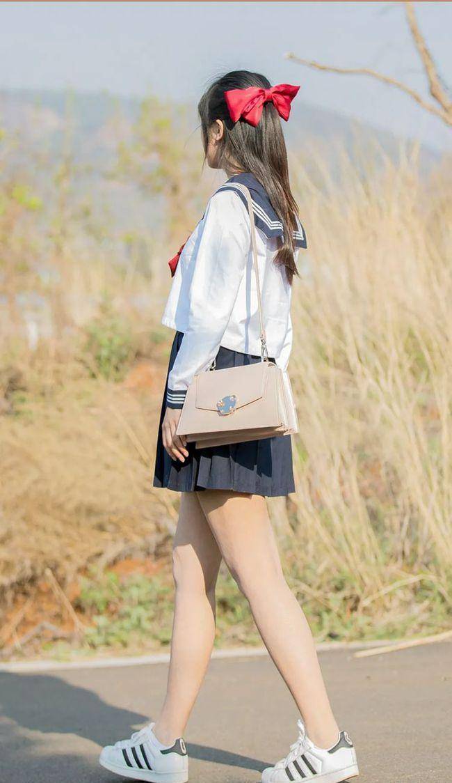 街拍美女:小姐姐穿jk水手制服,摇身变萌妹子,清纯时尚的结合!