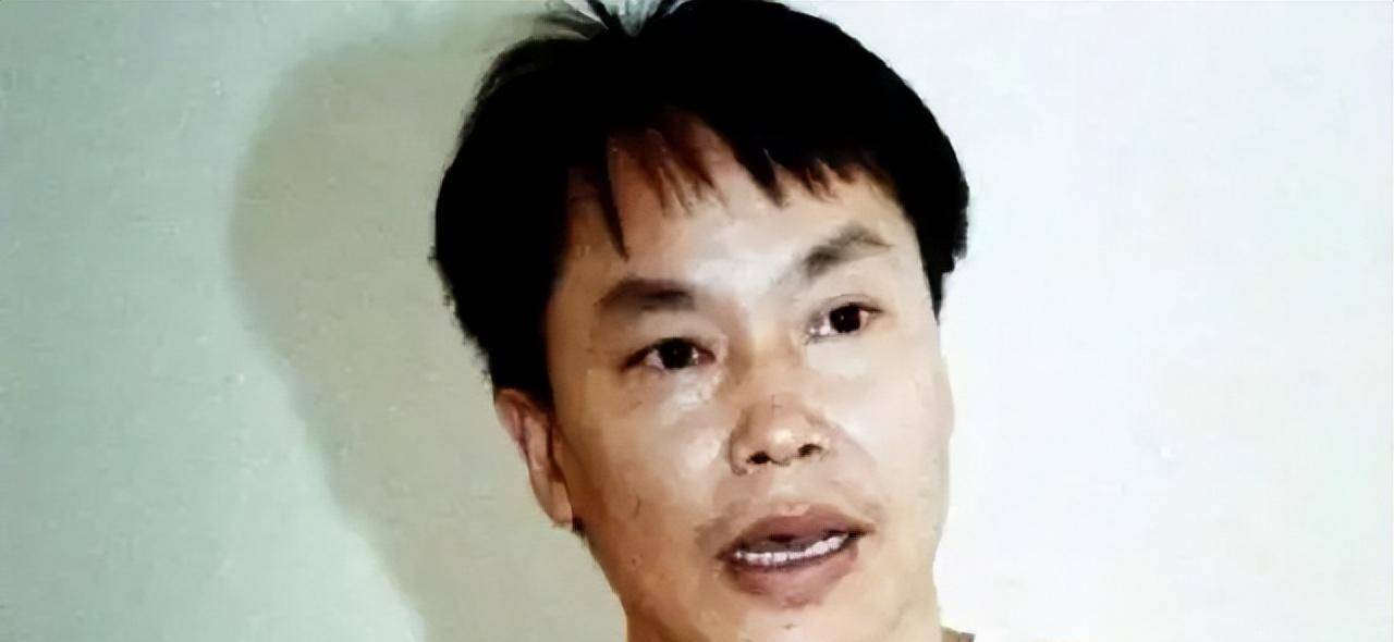 张子强被枪决后,张母穿粉色外衣接受采访,说了四个