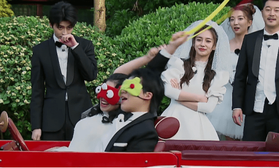 奔跑吧:蔡徐坤"婚礼",杨颖出场瞬间,蔡小葵一个动作暴露心思_节目