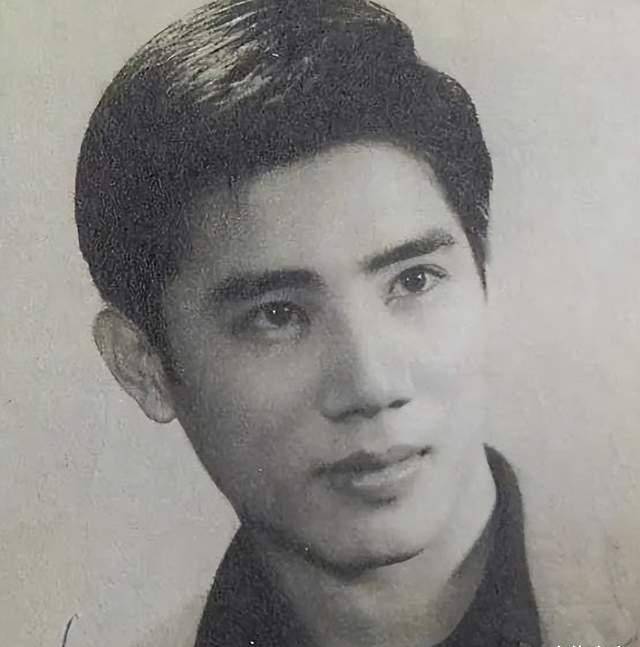 因长相英俊,有培养前途,18岁那年,朱江被香港岭光电影公司招录为演员