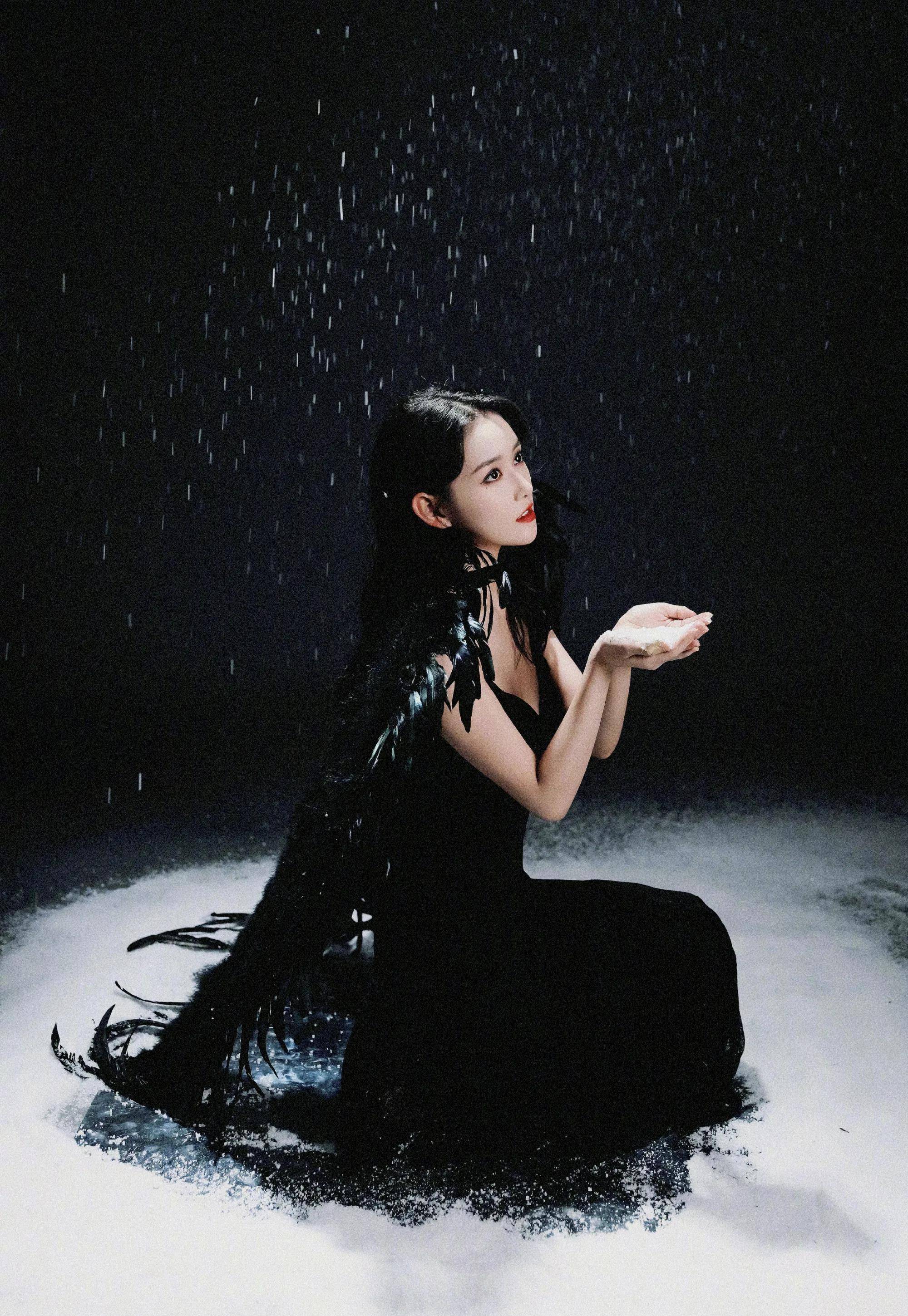 蒋依依22岁生日照 穿吊带羽毛白裙梦幻唯美纯欲风拉满 黑裙成熟妩媚